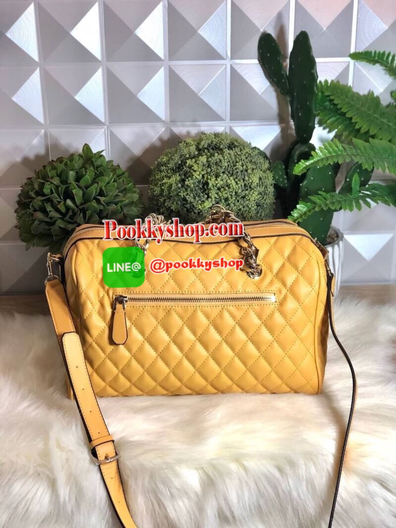 GUESS Sweet Candy Large Satchel กระเป๋าสะพายทรง Bowling รุ่นใหม่ล่าสุดจาก GUESS FACTORY หนังนิ่มลายตารางสวยอยู่ทรงใบใหญ่กำลังดี ด้านหน้าประดับโลโก้หูหิ้วโซ่ร้อยหนังสะพายไหล่ได้เเข็งแรงรับน้ำหนักได้เยอะ เปิดปิดด้วยซิปสะดวกใช้ มีหมุดรองฐานกันรอย ภายในมีช่อง