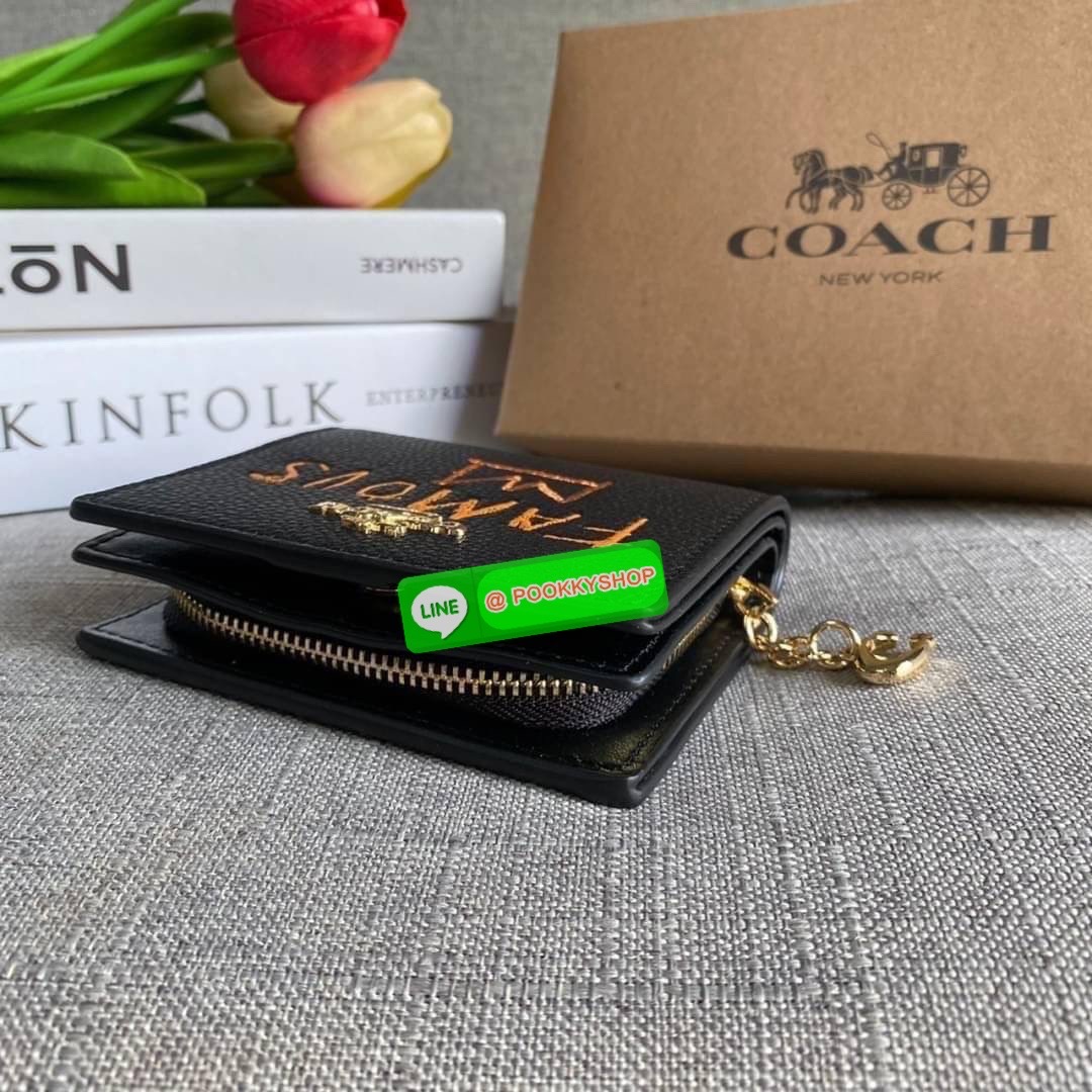 COACH X JEAN MICHEL BASQUIAT SNAP WALLET (COACH C5614) 🛍กระเป๋าสตางค์ใบเล็ก พกพาสะดวก วัสดุหนังแท้ ทนทาน เปิด-ปิดด้วยกระดุม ภายในมีช่องใส่บัตร ใส่ธนบัตรได้ทุกชนิด พร้อมช่องซิปแยกใส่เหรียญคะ