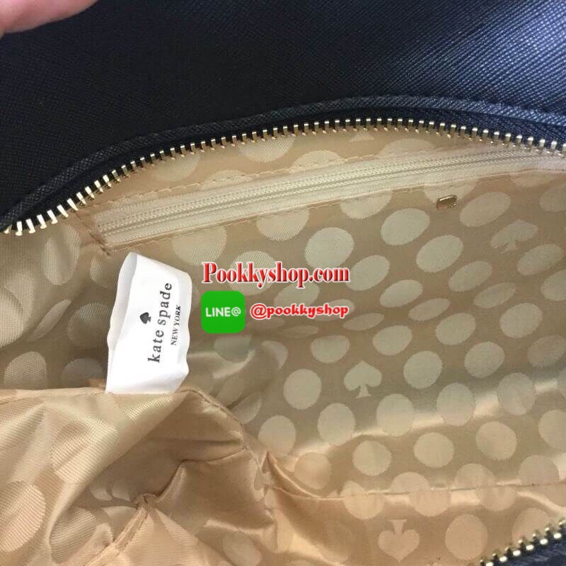 KATE SPADE NEW YORK CEDAR STREET HAYDEN BAG กระเป๋าถือหรือสะพายหนัง Saffiano สวยหรูอยู่ทรงสไตล์ PRADA ด้านหน้าประดับโลโก้แบรนด์สีทองสวยหรู ภายในโล่งกว้าง มีช่องซิปและช่องเล็กสำหรับใส่ของ จะใส่ ipad mini กระเป๋าสตางค์ใบยาวได้หมดค่ะ มีหมุดรองฐานกันรอย 4 มุม