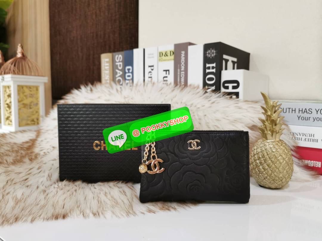 Don't Miss! New Arrival! Chanel Clutch Bag VIP Gift With Purchase (GWP) จาก Chanel Cosmetic Counter วัสดุหนังเรียบลายดอก Camellia สวยหรูเปิดปิดด้วยซิปสะดวกใช้ ด้านหน้าประดับโลโก้แบรนด์อะไหล่ทอง ภายในมีโลโก้ เเถบ Not for sale มีช่องใส่บัตรหลายช่องสามา