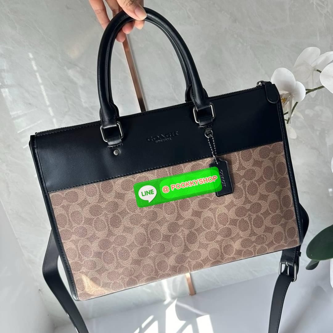 Coach Gotham Folio In Signature Canvas c2682 🔖กระเป๋าใส่เอกสาร Gotham เป็น กระเป๋าเอนกประสงค์ทำให้จัดเก็บเอกสารได้อย่างเรียบง่าย 🔖วัสดุ: แคนวาสตัดหนังแท้ 🔖เปิด-ปิดแบบซิป ด้านบน ภายในมีช่องแยกใส่เอกสารมีพื้นที่สำหรับใส่แล็ปท็อปขนาด