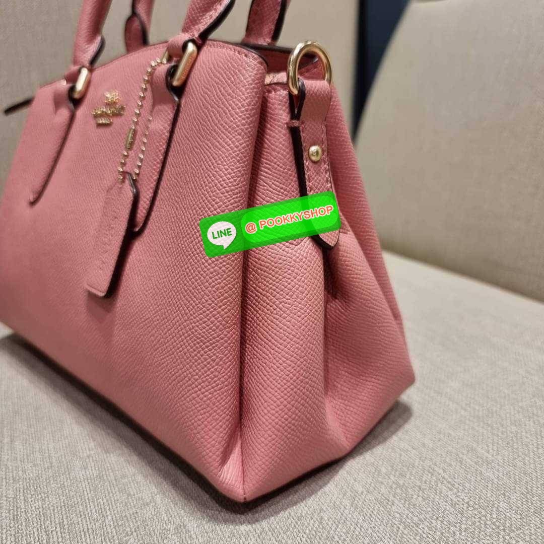 COACH F29434 MINI SAGE CARRYALL IN SIGNATURE CANVAS รุ่นยอดฮิต!! ที่สุดของกระเป๋าสะพายขายดี ต้องทรงถังมินิรุ่นนี้ วัสดุหนังแคนวาสเคลือบลาย สวย คลาสสิค มาพร้อมสายสะพายข้างและหูหิ้วในตัว ถอดออกถือคล้องแขนเก๋ๆ หรูๆยังได้ ภายในเป็นช่องโล่ง แบ่งสัดส่วนอย่างดี