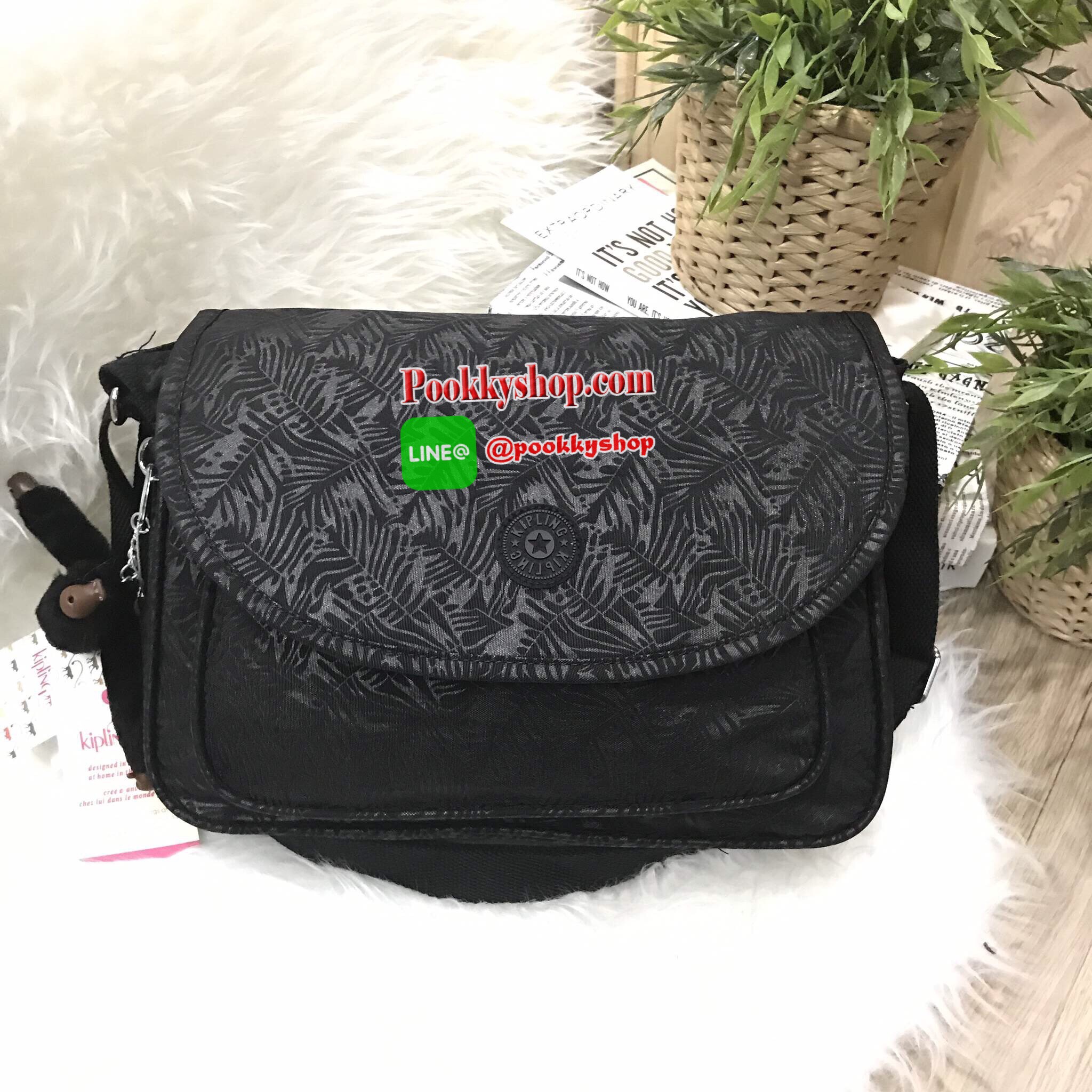 Don't Miss! KIPLING NYLON SHOULDER BAG กระเป๋าถือหรือสะพายวัสดุ Nylon + Polyester 100% เปิดปิด2ชั้นด้วยฝาปิดกระดุมเเม่เหล็กเเละซิปสะดวกใช้ หัวซิปโลโก้เเบรนด์ ด้านหน้ามี1ช่อง Pocket พร้อมสายสะพายยาวเลื่อนปรับระดับได้ถอดได้ จะสะพายไหล่หรือ Cross Body ก