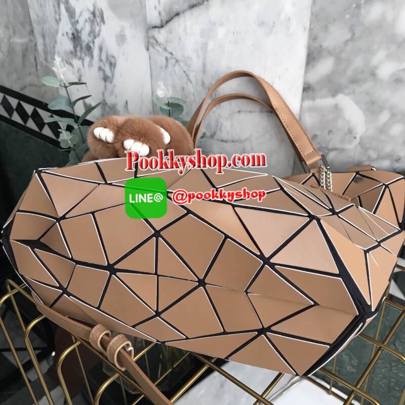 2 สีเข้าใหม่ Coffee brown และ Metal grey Tone สี earth tone สุด classic ที่ แมทช์กับชุดง่ายมาก แถมยังลาย Limited edition หายาก ปรับทรงได้ 2 แบบ น่ารักมาก ค่า กระเป๋า จากแบรนด์ David Jones กระเป๋าสะพายข้างดีไซน์เกร๋มาก สีสวยหรูมาก ขนาดกำลังดีเลย น้ำหนักเบา