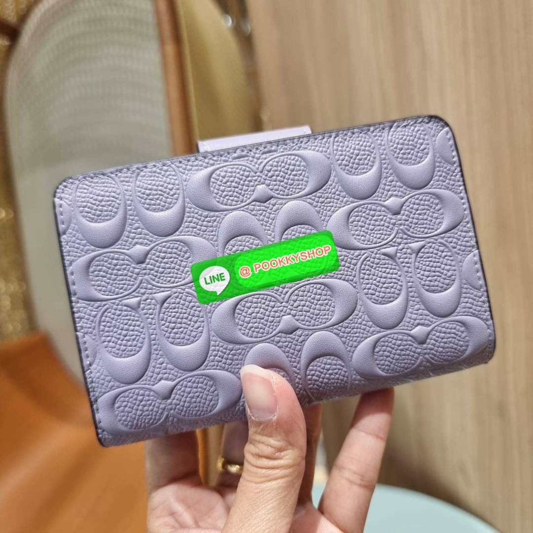 COACH C5896 MEDIUM CORNER ZIP WALLET IN SIGNATURE LEATHER คอลเลคชั่นใหม่งานหรู งานดูแพง จัดให้เลย!! กระเป๋าสตางค์ใบกลาง ดีไซน์ใหม่ สุดหรู แค่เห็นก็ต้องเลิฟ ถือใช้ขับผิวทุกสี วัสดุหนังแท้ปั๊มลายนูนสวยคม ภายในมีช่องใส่บัตร ใส่ธนบัตรได้ครบ และมีช่องซิปแยก ใบ
