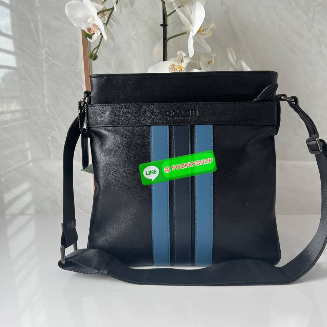 COACH F26068 CHARLES CROSSBODY IN SIGNATURE CANVAS WITH VARSITY STRIPE 🔖กระเป๋าสะพายและคอสบอดี้ โดดเด่นด้วยแทบตัดสีฟ้า 🔖วัสดุ:หนังแคนวาสตัดหนังแท้ 🔖เปิด-ปิดด้วยซิป ภายในมีช่องลับ 2 ช่อง มีช่องซิปแยก 🔖สายสะพายสามารถปรับระดับ