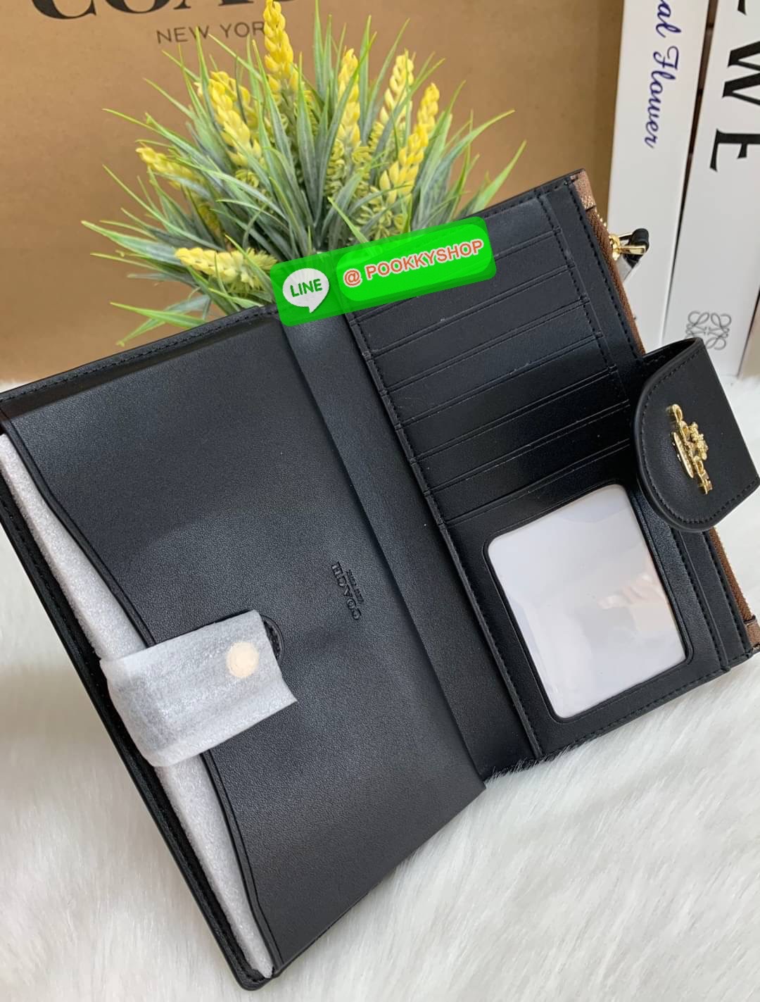 COACH TECH WALLET IN COLORBLOCK SIGNATURE ((C2874)) ✔️กระเป๋าเงินใบยาว หนังแท้ พร้อมสายคล้องมือในตัวค่ะ ✔️เปิดปิดด้านหน้าแบบฝากระดุม ภายในมีช่องใส่ธนบัตร2ช่อง ;สามารถใส่มือถือ iphone 10 xs max ได้เลยค่ะ ✔️มีช่องเสียบธนบัตร7ช่อง;พร้อมช