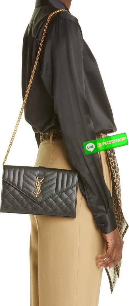 New in!! Yves Saint laurent envelope quilted with chain กระเป๋าสะพายพรีเมี่ยมกิ๊ฟ จากเคาน์เตอร์ vip dutyfree ทรง woc สุดฮอต ในดีไซน์ใหม่ ดีเทลเย็บสวยคม โดดเด่นกว่าใครแน่นอน วัสดุหนัง pepble ทนทาน ใช้งานง่ายเพียงแค่เปิด-ปิดด้วยกระดุมแม่เหล็ก ภายในแบ่งสัดส่