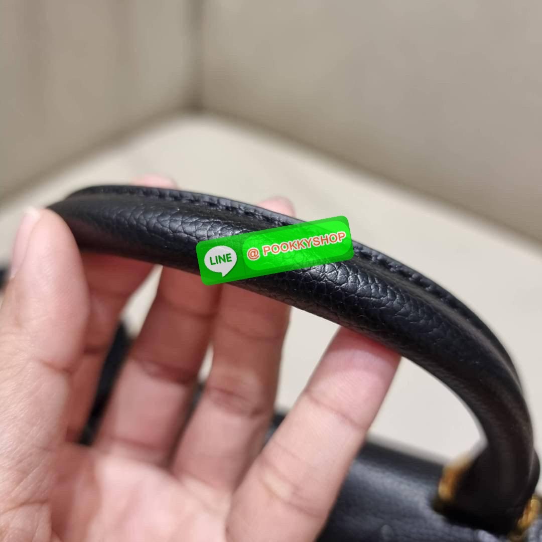 LV MADELEINE BAG ใหม่ล่าสุด อีกหนึ่งรุ่นคลาสสิคหายาก จากเคาน์เตอร์ dutyfree ที่สาวๆรอคอย กระเป๋าถือ/สะพายข้าง ดีไซน์เรียบง่าย แต่เต็มไปด้วยดีเทลความหรู วัสดุหนังวัวปั๊มลายเอกลักษณ์ เปิด‐ปิดด้วยอะไหล่กดล็อคสีทองหรู และมีพวงหนังห้อยพิเศษแถมมาให้ด้วย ภายในแบ