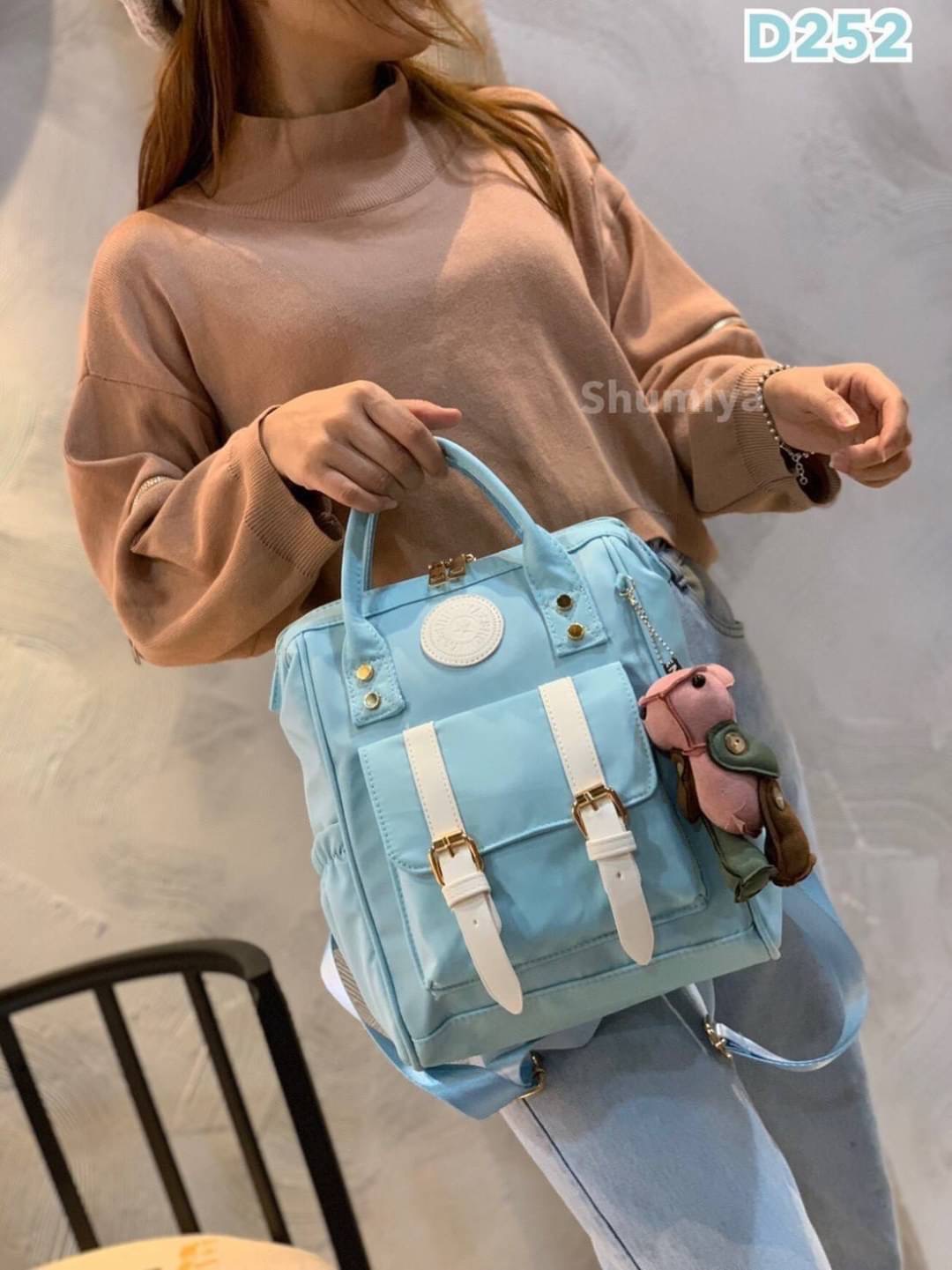 Shumiya Style My Authentic Brand So cute !!! พร้อมส่ง กระเป๋าเป้ Shumiya ทรงน่ารัก ~ ด้านหน้าติดโลโก้แบรนด์และแต่งเข็มขัดเก๋ๆ !!! ใบใหญ่จุใจ ช่องใส่ของเอนกประสงค์เยอะ ด้านหลังมีอีก 1 ช่องซิป สายสะพายทนทาน ตัวกระเป๋าเปิดปิดง่าย แถมฟรีพวงกุญแจหมีน่ารัก สวยค