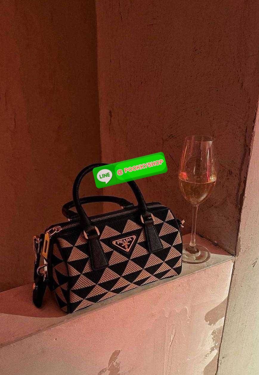 ✴️ห้ามพลาด!✴️PRADA FABRIC MICRO BAG VIP GIFT WITH PURCHASE (GWP) กระเป๋าพรีเมี่ยมกิ๊ฟ Limited จาก PRADA DUTYFREE COUNTER โดดเด่นที่วัสดุ Jacquard Fabric Micro ดีไซน์สวยคลาสสิคขนาดกำลังดี หูกระเป๋าประดับTagแบรนด์ถอดออกได้ ภายในมีโลโก้ ใส่มือถ