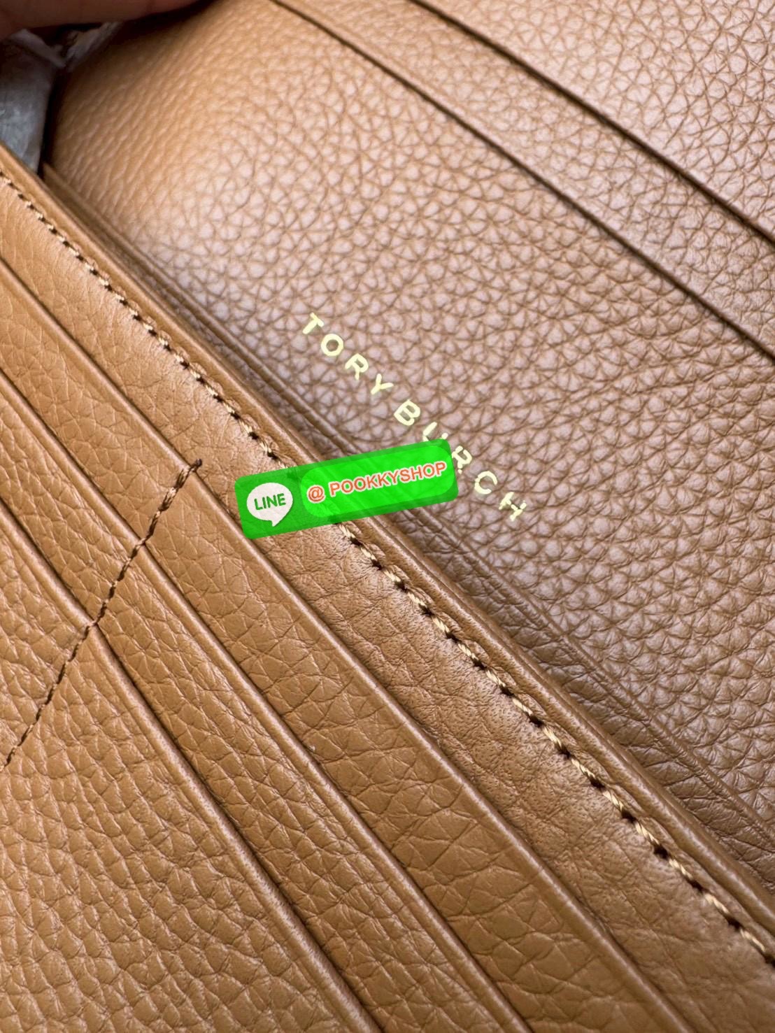 Tory Burch Marion Long wallet กระเป๋าสตางค์ยาวใบนี้ใส่การ์ดได้ถึง12ใบเลยทีเดียว มีช่องอเนกประสงค์และช่องใส่ธนบัตรหลายช่อง หยิบจับง่าย เปิดปิดด้วยกระดุมสแนป วัสดุหนังวัวแท้100% ดีเทลแต่งขอบกระเป๋าด้านหน้าแบบถัก โลโก้อยู่กึ่งกลางอันเป็นสัญลักษณ์