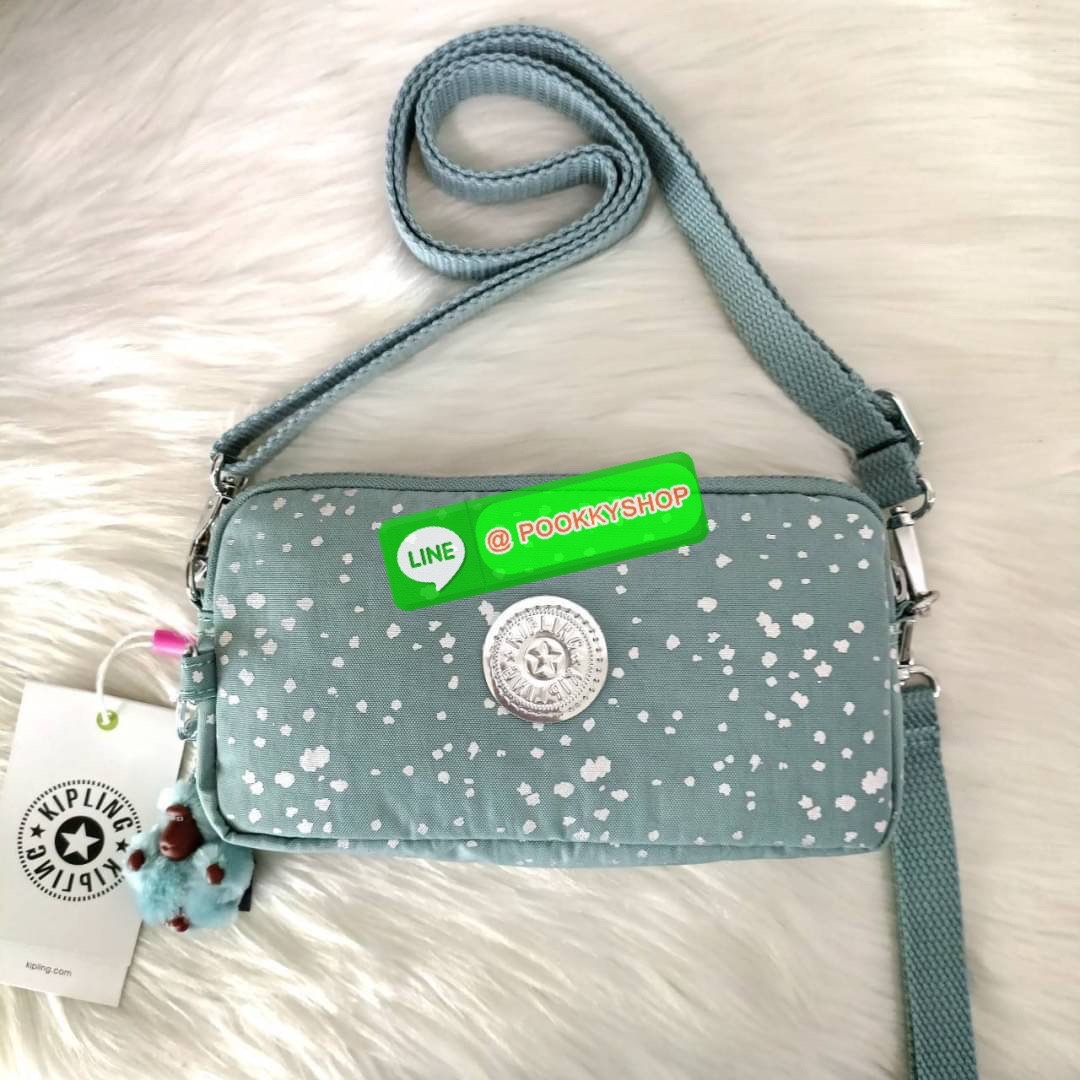 KIPLING 3 Monkey program Seoul up clutch & sling bag กระเป๋าคล้องมือ หรือ สะพายข้าง ขนาดเล็ก วัสดุ Nylon & Polyester 100% ใช้งานได้ 2 รูปแบบ มีสายสลับเปลี่ยนได้ทั้งแบบคล้องมือหรือสะพายข้าง เปิด-ปิดด้วยซิป ช่องหลักโล่ง มีช่องใส่บัตรด้านข้าง 6 ช่อง และช่องด