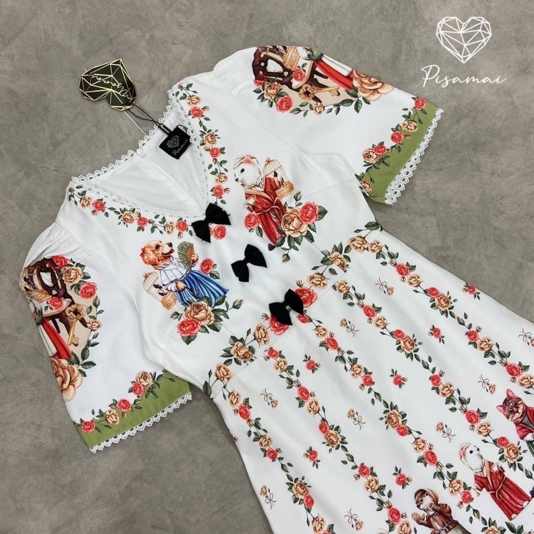 เดรสคอวีสีขาวมาในลายกราฟฟิกการ์ตูนวินเทจน่ารักๆ แต่งโบว์สีดำซ้อน3อัน ดีเท็ล10/10ไปเลยค่ารุ่นนี้ ปังมากๆค่า ที่สำคัญ ราคาฟาดๆ ใส่แซ่บๆเลยค่ารุ่นนี้ ใส่vacayถ่ายรูปกับแก๊งค์เพื่อนๆไม่มีผิดหวังเลยค่า ห้ามพลาดเลยน้าตัวนี้