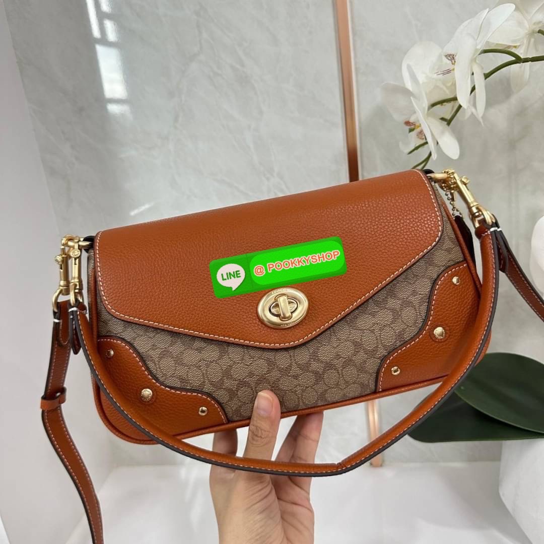COACH MILLIE SHUOLDER BAG (COACH CE639) กระเป๋าคล้องไหล่และสะพายข้าง วันดุแคนวาส+หนังแท้ เปิด-ปิดกระเป๋าแบบหมุนล็อค ภายในใส่กระเป๋าเงินใบยาว ของจำเป็นอื่นๆได้ มีช่องซิปให้ใส่ของจุกจิก ด้านหลังกระเป๋ามีช่องซิปอีก1ช่อง สายถอดได้ทั้ง2สาย