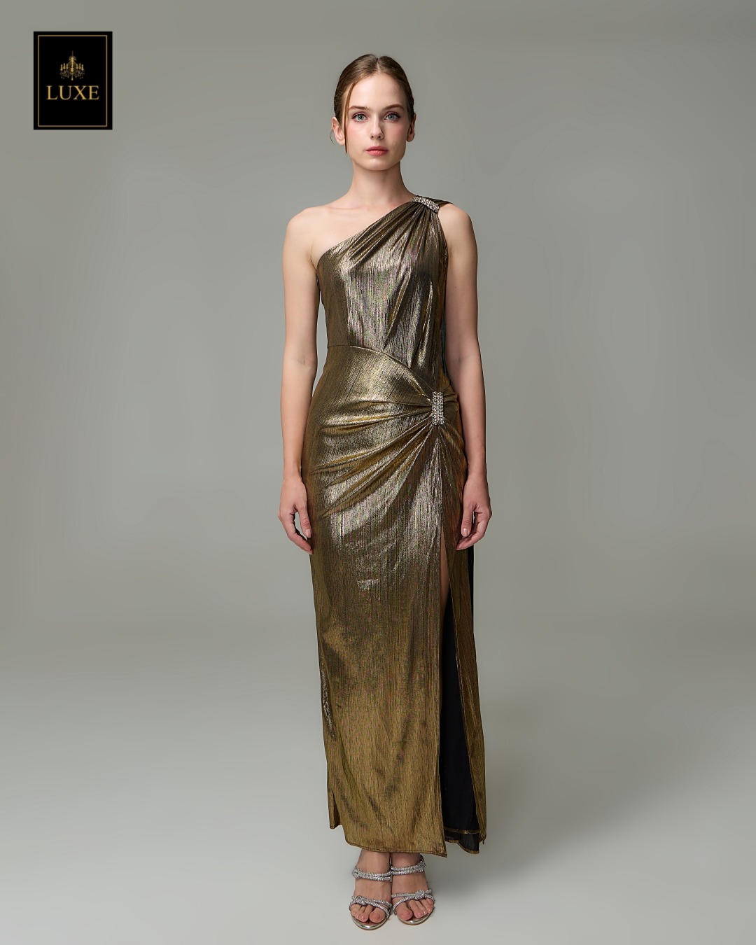 เดรสแฟชั่น แม็กซี่เดรสเสื้อไหล่เดียวทรงเข้ารูป มีผ้าเครปด้านหลัง กระโปรงทรงสอบผ่าหน้าขา