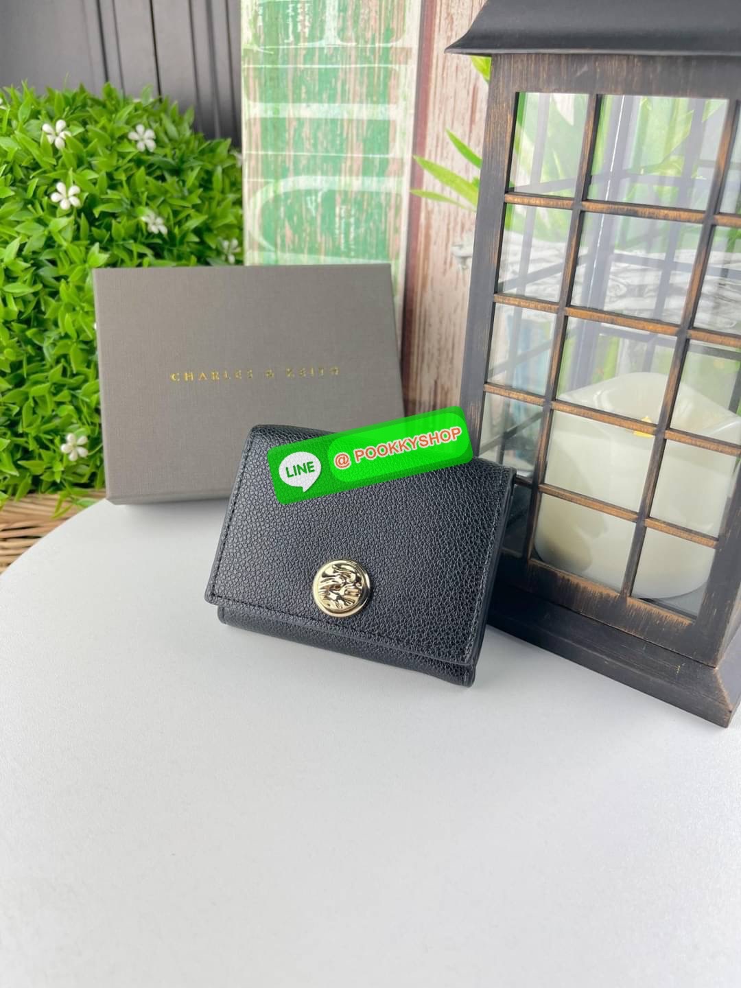 Charles & Keith Blair Metallic-Accent Short Wallet กระเป๋าสตางค์รูปทรงสี่เหลี่ยมจัตุรัส ดีเทลเด่นที่ตัวโลหะด้านหน้า ตัวกระเป๋าพกพาง่ายจะใส่ในกระเป๋าสะพายก็ไม่เปลืองพื้นที่ ดีไซน์สวยดูหรูหราด้วยการตกแต่งกระดุมโลหะสีทอง มีช่องใส่เหรียญ ช่องใหญ่เปิดปิดแบบกระ