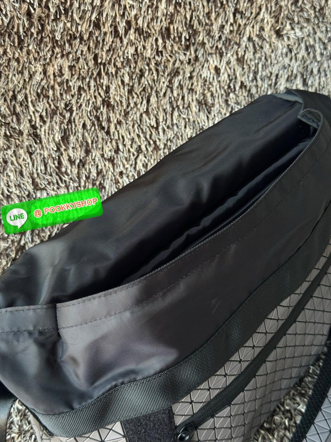 💕Baobao issey miyake Sling shoulder bag ดีไซน์เอกลักษณ์เฉพาะตัว ใส่ของได้เยอะ ช่องกระเป๋าเป็นระเบียบ โดยโดดเด่นด้วยแผ่นรูปสามเหลี่ยมอันเป็นซิกเนเจอร์ในการจัดเรียงสลับกัน รุ่นนี้ยังมีจุดเด่นในเรื่องคุณสมบัติการใช้งาน ภายในมีช่องบุหนาสำหรับใส่โน้ตบุ