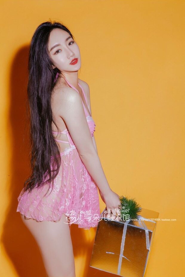 ชุดเซ็กซี่ คล้องคอ ผูกคอ สีดำ ช่วงบน แต่งสม็อคที่หน้าอก มีเชือกให้ผูกคอ ส่วนท่อนล่างเป็นผ้า ลูกไม้สีดำเกรดดี เนื้อผ้านุ่มลื่น มากๆ ใส่สบาย คะ แบบหรูหรา โชว์ความเซ็กซี่ แบบมีระดับมากๆ จ้า +G string เข้าชุดคะ