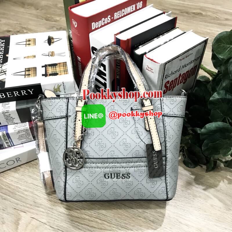 NEW ARRIVAL! GUESS DELANEY CROSS BODY BAG กระเป๋าถือหรือสะพายรุ่นที่ฮิตและขายดีที่สุดจาก GUESS FACTORY คอลเลคชั่นใหม่วัสดุหนังเรียบปั้มลาย GUESS Signature รอบใบสวยหรูอยู่ทรง ขนาดกำลังดี น้ำหนักเบา ด้านหน้าประดับโลโก้พร้อมพวงกุญแจโลโก้แบรนด์ห้อยที่หูหิ้วถอ