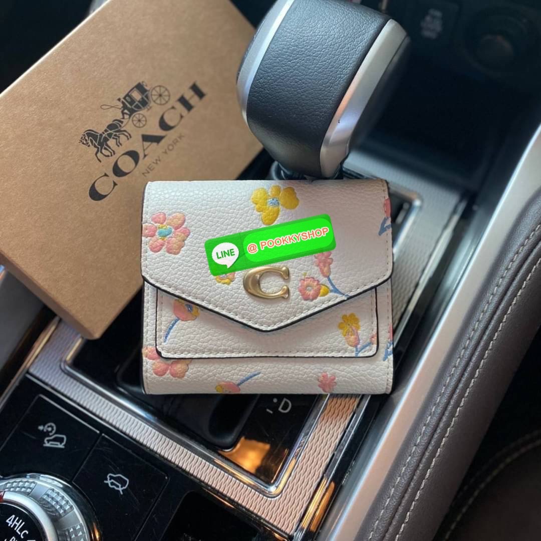 COACH 2620 WYN SMALL WALLET WITH WATERCOLOR FLORAL PRINT กระเป๋าสตางค์ใบสั้น พับสองตอน ตกแตงด้วยลายดอกไม้สุดน่ารักทั้งใบ ด้านหน้าตกแต่งต้วยโลโก้ C ตัวใหญ่โดดเด่น เปิด-ปิดด้วยกระดุม ภายในมีช่องใส่บัตร ช่องใส่ธนบัตร และด้านหลังมีช่องซิปใส่เหรียญ ใบเล็กกระทั