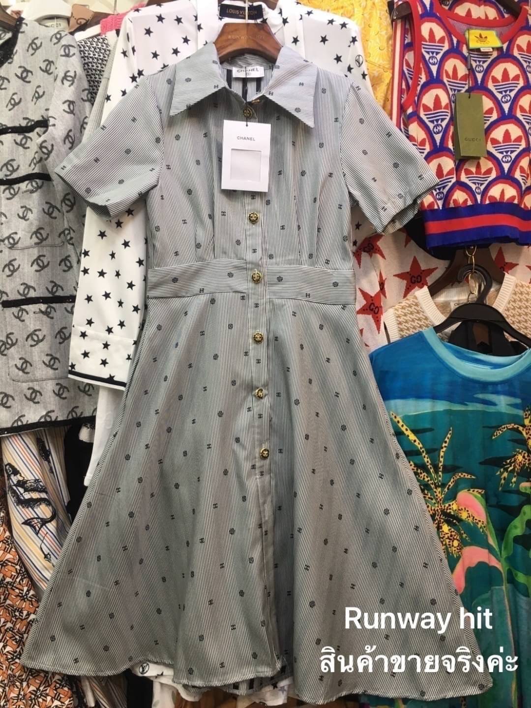 ใหม่ล่าสุด collection Chanel 2022 dress ทรงสวยผ้า jacquard ลายเส้น ปักลายlogo cc และดอก คามืเลียตามแบบฉบับ Chanel กระดุมปั๊ม เป๊ะทุกจุด ผ้าทิ้งตัวมีน้ำหนัก cutting เนี้ยบ งาน high end ห้ามพลาด