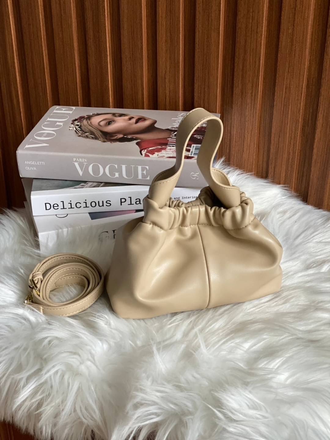 Soft Pu with Delicious color size 22x10x16 cm กระเป๋าน่ารัก สไตล์เกาหลี สีสันสดใส หนังพียูนุ่ม มาพร้อมสายสะพาย 1 เส้น แมชได้หลายลุค น้ำหนักเบา จุของได้เยอะค่า