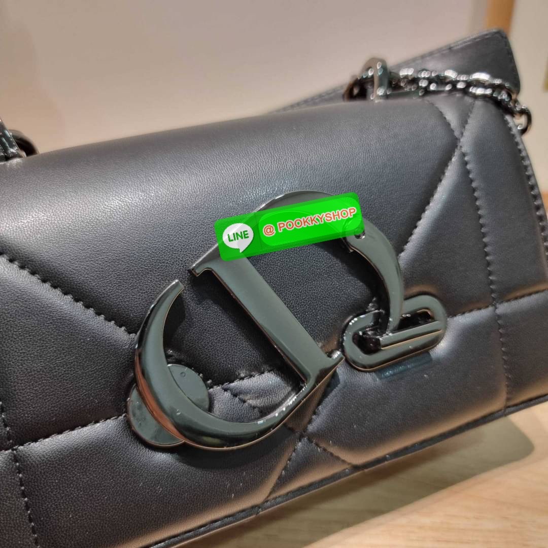 🔅 Model CD 30 MONTAIGNE POUCH WITH SHOULDER STRAP AND HANDLE 🔅 Details ย้อนยุคความหรูหรา อันเป็นเอกลักษณ์ กระเป๋าสะพายสวยอยู่ทรง เพิ่มลูกเล่นให้กับไอเท็มนี้ด้วย มือจับที่ถอดออกได้ และอะไหล่เปิด-ปิดแบบคล้องล็อค สะดวกใช้ ด้านหลังมีช่องใส่บัต