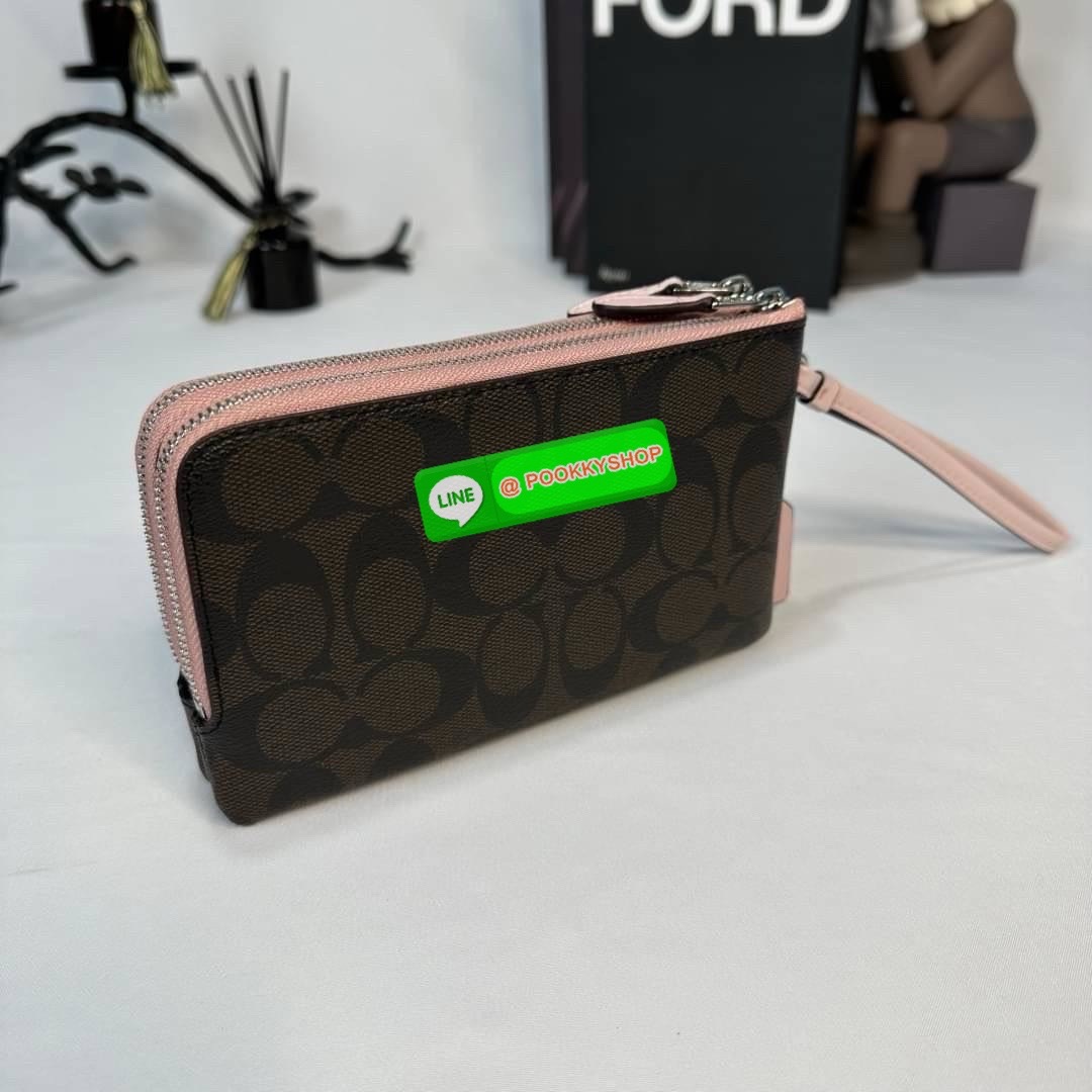 กระเป๋าคล้องมือ COACH 87591 DOUBLE CORNER ZIP WRISTLET IN SIGNATURE CANVAS (COACH 87591 ） กระเป๋าคล้องมือ2เซิปใหญ่ ลายCหนังและ ด้านในเป็นผ้า แบ่งเป็นช่องเล็กๆใส่เหรียญใส่แบงค์ใส่บัตร แล้วแต่จะใส่มีหลายช่อง ใส่โทรศัพท์ได้ทุกรุ่นพร้อมสายคล้องมือ