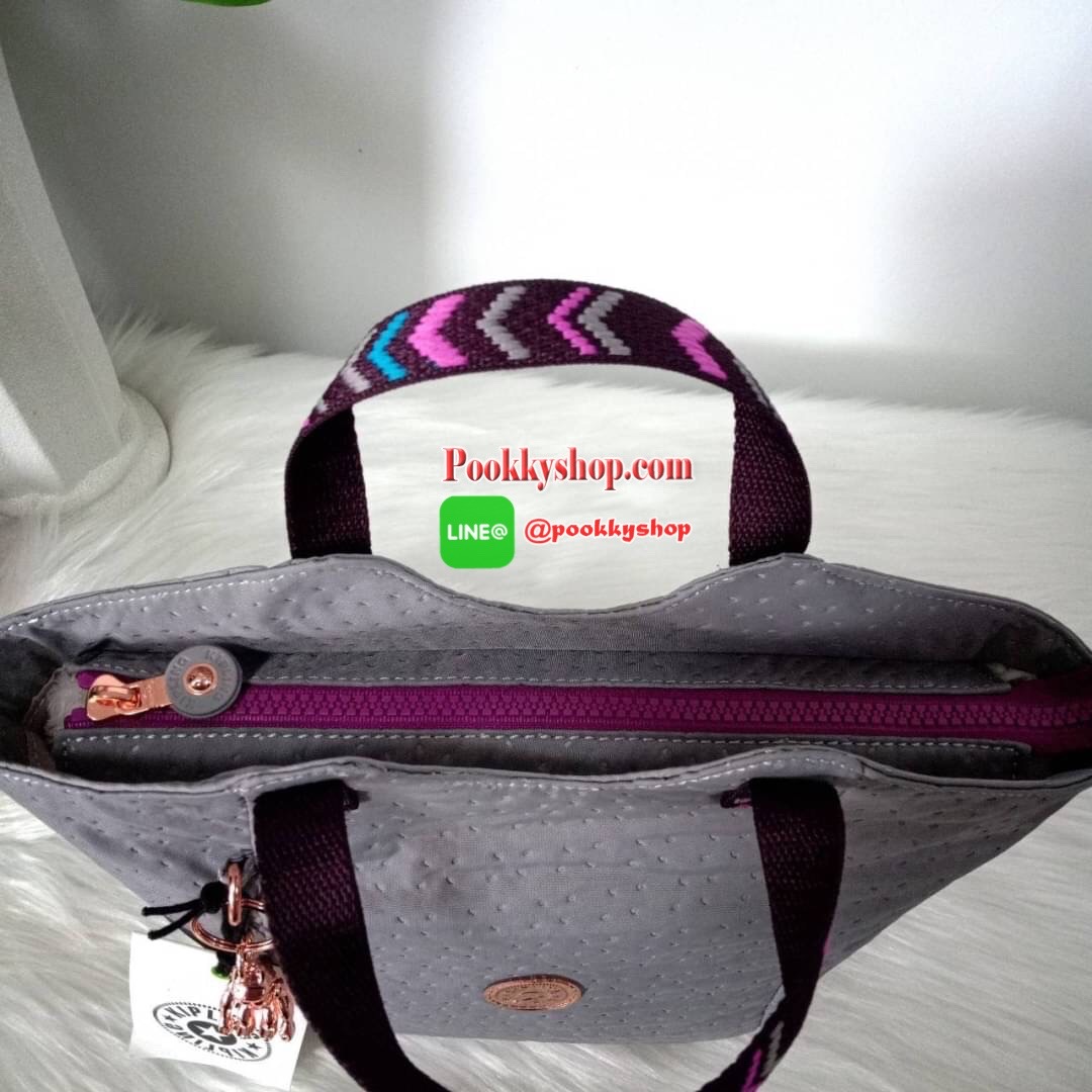 KILING NORI Handbag & Shoulder bag กระเป๋าถือหรือสะพายขนาดกลาง ทำจากวัสดุ ผ้า Nylonเคลือบ+Polyester น้ำหนักเบา จุดเด่นที่ช่องหลักมีขนาดใหญ่ พร้อมช่องซิปแยกย่อย สามารถใส่สัมภาระได้เยอะ มาพร้อมสายสะพายยาว สามารถปรับระดับได้ตามความต้องการ มีพวงกุญแจลิงห้อยตา