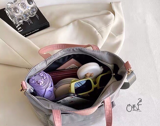 กระเป๋าสะพายข้าง brand anya วัสดุตัวกระเป๋าทำจากผ้ากันน้ำอย่างดีสีดำ ด้านหน้าส่วนลายเป็นหนังเย็บติด กระเป๋าเป็นปากซิป ด้านหน้ามีกระเป๋าเปิดออกมาเป็นสีแดงนะคะ มาพร้อมสายยาวทำจากผ้าไนล่อนอย่างหนาสีดำ สามารถปรับระดับได้