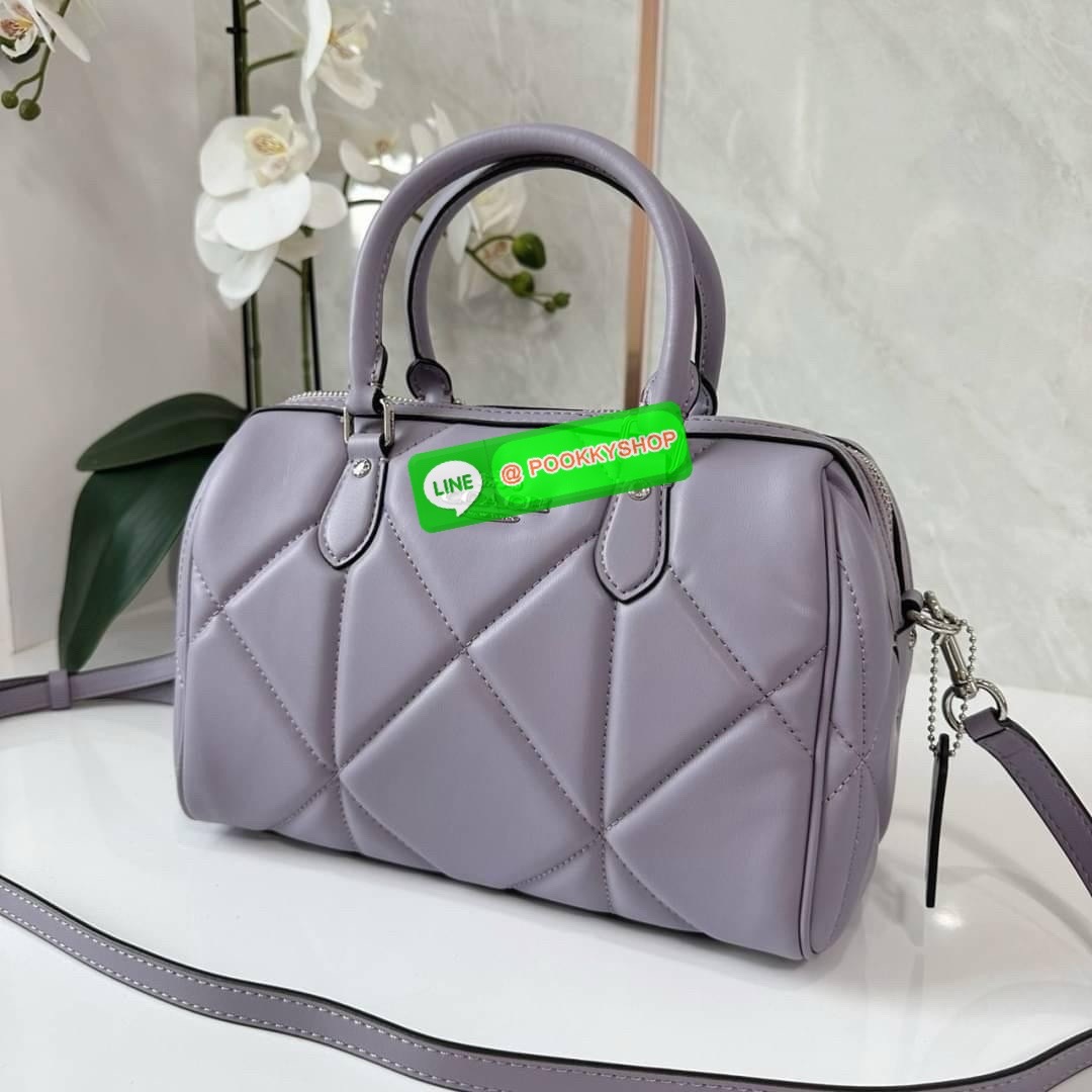 Coach Rowan Satchel With Puffy Diamond Quilting (CJ160) 🔖กระเป๋าทรงหมอนรุ่นใหม่ล่าสุดสัมผัสนุ่มมือ 🔖วัสดุ : Nappa leather (หนังแนบปา) 🔖เปิด-ปิดด้วยซิปแบบโลหะ ภายในช่องโล่งกว้าง ใส่กระเป๋าสตางค์ใบยาวได้ มีหมุดรองฐานอยู่ทรง 🔖