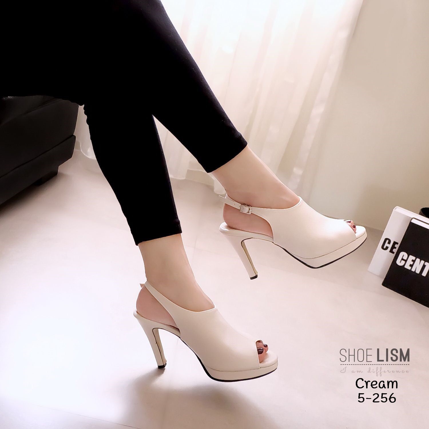 กรี๊ดหนักมาก ราคาที่จับต้องได้ ใส่สบาย แถมความเกร๋ขีดสุด เก็บทรงสวยมากกย้ำๆ เก็บหน้าเท้าเป็นเลิศ แอบโชว์สีเล็บ รัดข้อปรับได้ เสริมด้านหน้าเพื่อเดินสะดวกขึ้นด้วยค่ะ