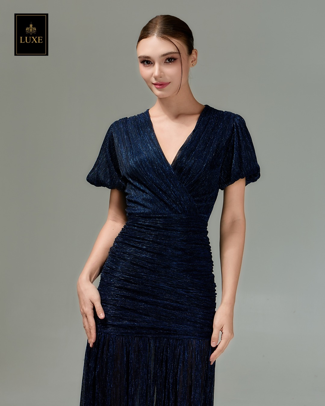 เดรสแฟชั่น แม็กซี่เดรสเสื้อคอวีป้าย แขนบอลลูน กระโปรงรูดเข้ารูปตรงสะโพก