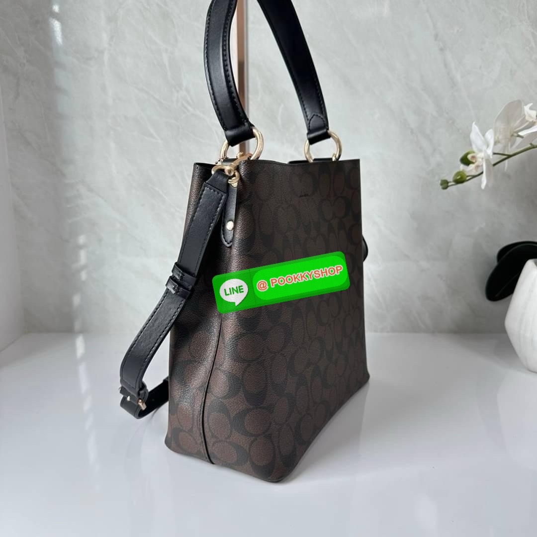 COACH TOWN BUCKET BAG IN SIGNATURE CANVAS (COACH 91512) 🔖 กระเป๋าสะพาย/ถือบัคเกต รุ่นคลาสสิคตลอดกาลไม่เอ้าท์ 🔖วัสดุ: แคนวาส ตัดหนังแท้ 🔖เปิด-ปิด กระเป๋าด้วยกระดุมแม่เหล็ก ภายในช่องโล่ง มีช่องซิปแบ่งตรงกลาง แยกเก็บของได้อย่างเป็นสัด