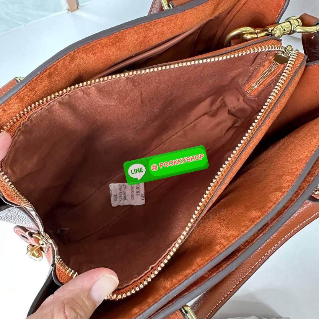 COACH BROOKE CARRYALL 28 (CE733) กระเป๋าถือหรือสะพายข้าง สุดหรู ลุคคุณนาย ให้วัสดุแคนวาสตัดหนังแท้ ภายในกว้าง แบ่งช่องเป็นสัดส่วน มีช่องซิปตรงกลาง สายสะพายถอดออกได้ จะถือหรือสะพายแมทซ์ได้หลายลุคเลยค่ะ