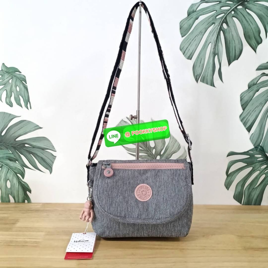 KIPLING SABIAN CROSSBODY MINI BAG กระเป๋าสะพายข้าง วัสดุ Nylon & Polyester 100% ขนาดเล็กกำลังน่ารัก เปิด-ปิดด้วยฝาปิดกระดุมแม่เหล็กและซิปแบรนด์ ด้านในมีแท็กแบรนด์