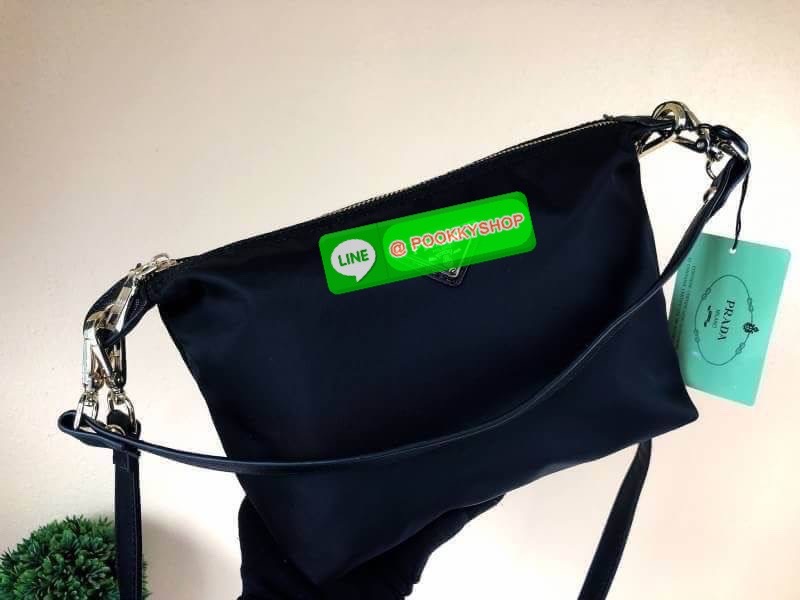 PRADA NYLON SHOULDER BAG พรีเมี่ยมกิ้ฟจากเคาน์เตอร์ต่างประเทศรุ่น Limited edition ที่ฮ๊อตสุดๆวัสดุเป็น Nylon เนื้อหนาคุณภาพดีตามแบบฉบับของแบรนด์ ขนาดกำลังดีน้ำหนักเบา ด้านหน้าประดับ โลโก้แบรนด์อะไหล่ทองหรู ภายในมีช่องซิปและช่องใส่ของ ซับใน Polyester100% ใ