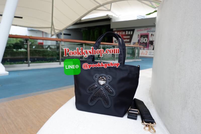 BEST SELLER !! สำหรับกระเป๋าอเนกประสงค์ ทรง Mini TOTE จากแบรนด์ PRADA เป็น กระเป๋าผ้าไนล่อน ตามแบบฉบับของแบรนด์เลย ใบนี้มีสายยาวให้ค่ะ เลิศมาก สะพายเป็น shoulder bag หรือ ถือได้คะ ด้าหน้าเป็นลายหมี ปั๊กกลิ้ตเตอร์ +logo brand ใช้แล้วสวยมากๆ อะไหล่ทองหรูมาก