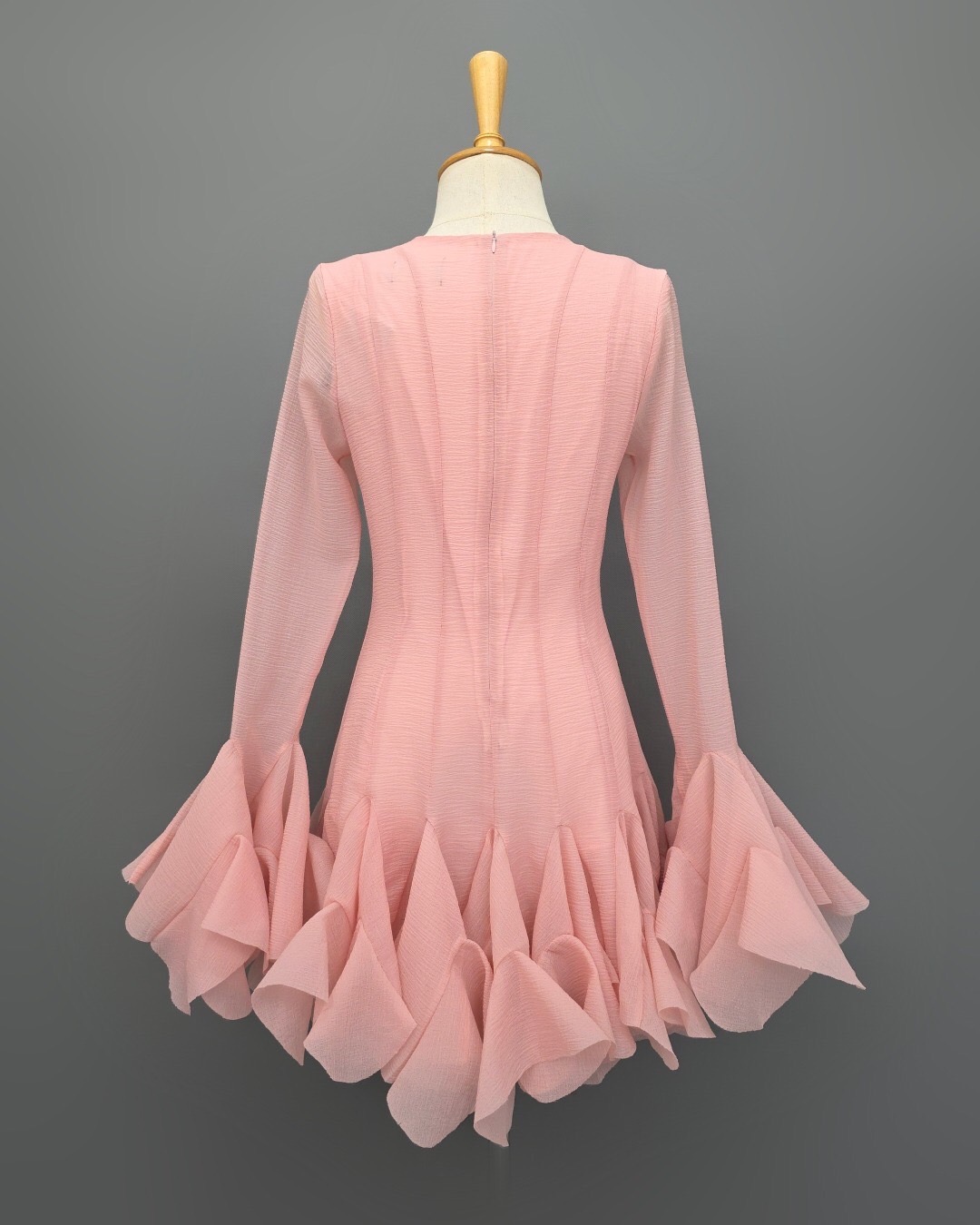 เดรสแฟชั่น เดรสกระโปรงสั้น เสื้อคอวีแขนยาว ตีเกล็ดเข้ารูป