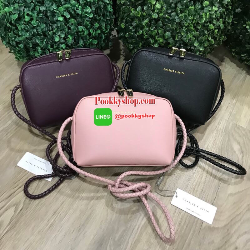 Don’t Miss! NEW ARRIVAL! CHARLES & KEITH SMALL CLASSIC CROSSBODY BAG กระเป๋าสะพายทรงเหลี่ยมรุ่นชนช็อปขนาดกำลังดีหนังสวยอยู่ทรงมีเทคเจอร์ เปิดปิดด้วยซิปหัวซิปแบรนด์ สามารถใส่ iphone ของใช้ได้เยอะมาพร้อมสายสะพายหนังถัก Crossbody ได้ เป็นอีกหนึ่งรุ่น Best Se