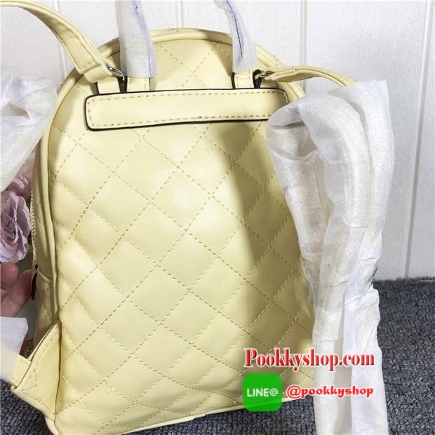 GUESS ELLIANA MINI BACKPACK BAG กระเป๋าสะพายเป้ วัสดุ Saffiano PU คุณภาพดี นิ่ม น้ำหนักเบา ด้านหน้าประดับด้วยโลโก้แบรนด์สวยโดดเด่น มีช่องสำหรับใส่ของด้านหน้า1ช่องใช้งาน ช่องหลักเปิดปิดกระเป๋าด้วยซิปสะดวกใช้ ด้านในโล่งกว้างมีช่องซิปและช่องเล็กสำหรับใส่ของ