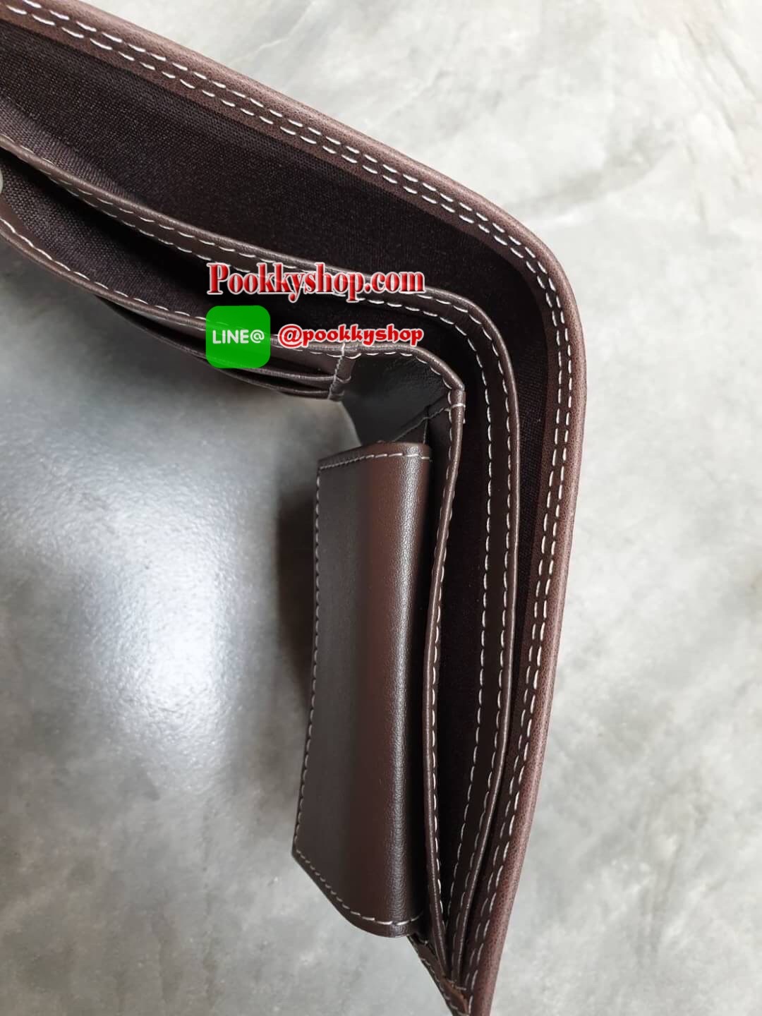 กระเป๋าสตางค์+เข็มขัด Levi's กระเป๋าด้านหน้าปั๊มโลโก้แบรนด์ด้านในมีช่องใส่บัตร และมีช่องใส่ธนบัตร 2 ช่อง มีช่องใส่เหรียญด้วย ส่วนตัวเข็มขัด Levi's หัวเข็มขัดเป็นแบบลำลอง ด้านหน้าปั๊มอักษรแบรนด์ ตัวสายสีน้ำตาลดำ ด้านหลังปั๊มชื่อแบรนด์ มีแท็กป้ายต