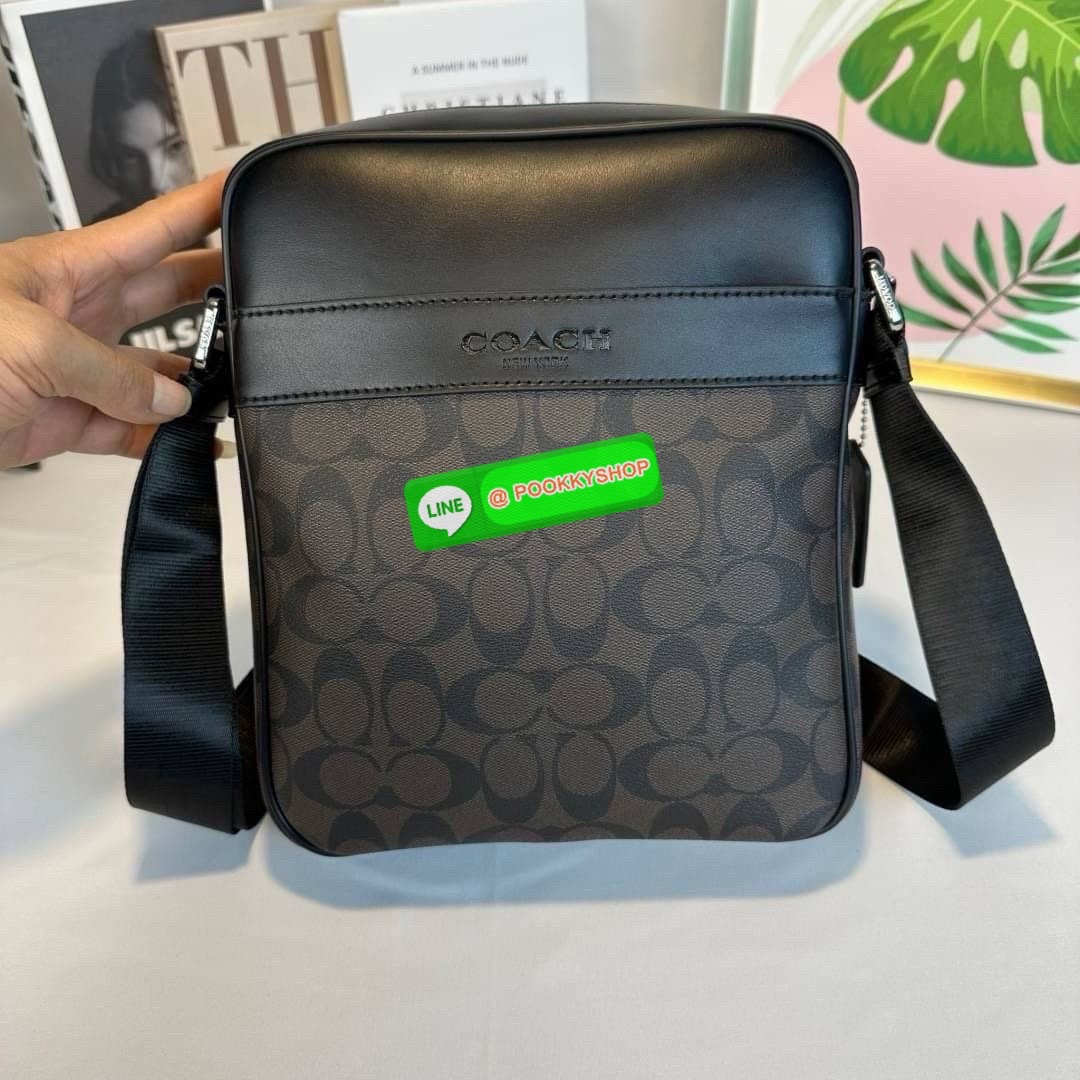 กระเป๋า Coach CHARCOAL/BLACK (COACH F54788) กระเป๋าสะพายซิกเนเจอร์เคลือบ PVC พร้อมขอบหนังปิดด้วยซิป ซับในผ้าด้านนอก: กระเป๋าแบบเปิดด้านหน้าหนึ่งช่องและกระเป๋าแบบเปิดด้านหลังหนึ่งช่อง ด้านในมีซิปและกระเป๋าเอนกประสงค์ สายปรับได้สำหรับสะพายไหล่หรือสะพายข้าง