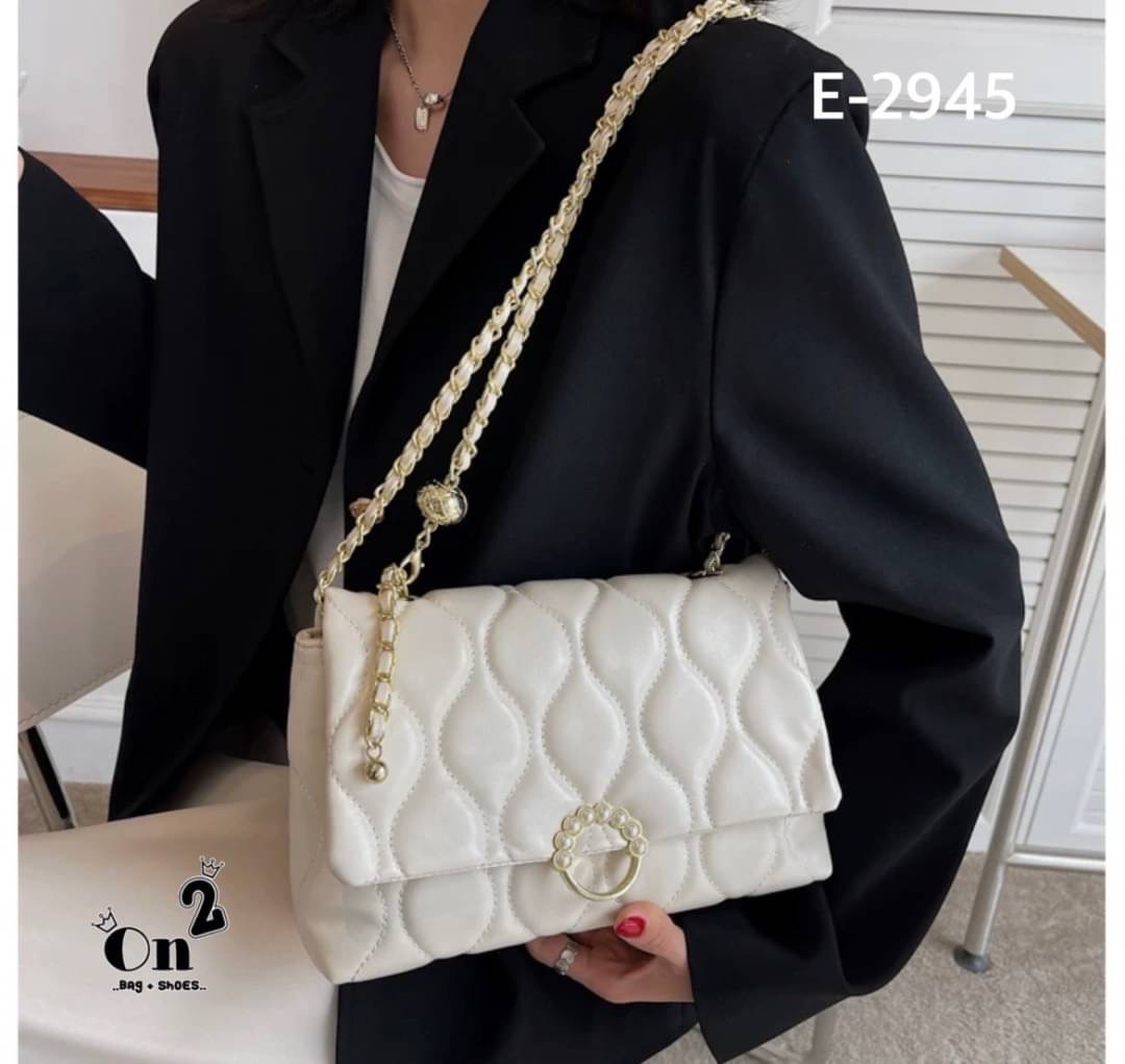 กระเป๋าสะพายมาใหม่ งานสไตล์แบรนด์ เปิดหน้า สายสะพายยาวแบบครอสบอดี้หรือดึงขึ้นสะพายข้างได้ค่ะ