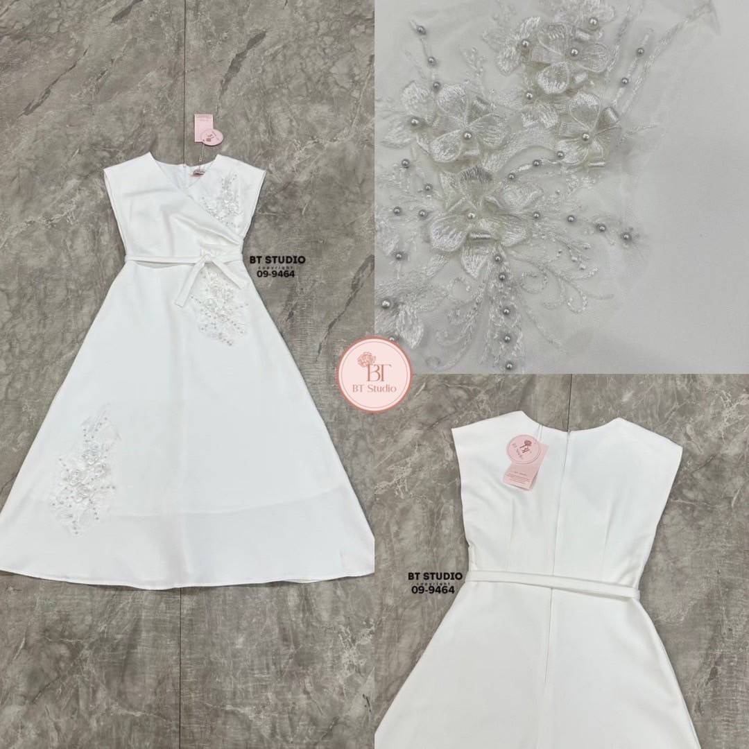 เดรสยาวแขนกุด คอวี ดีไซน์แต่งจับจีบช่วงเอวนึ่งข้าง แต่งปักดอกไม้และมุกด้านหน้าสามจุด ช่วงเอวเข้ารูป ตัวกระโปรงแต่งบานออกเล็กน้อย งานสวยมีซับในซิปหลัง มาพร้อมสายผูกเอว ลุคนี้เรียบหรูดูแพงสุดๆคะ