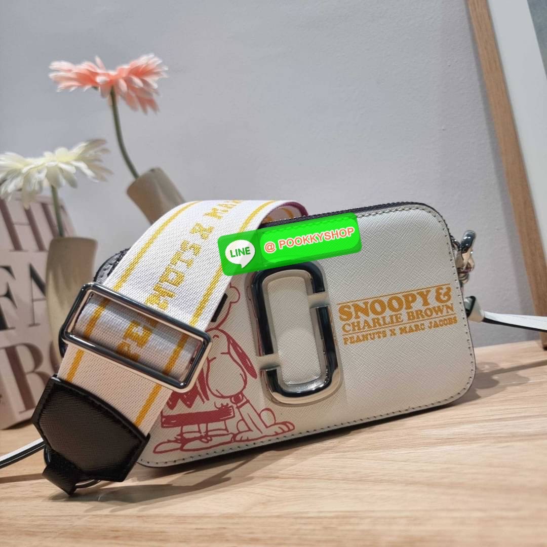 PEANUTS × MARC JACOBS THE SNAPSHOT CROSSBODY BAG คอลเลคชั่นแสนคิวท์ ที่ยกขบวนเหล่าซุปตาร์การ์ตูนมาให้แบบจัดเต็ม กับไอเท็มยอดฮิตที่โดดเด่นเป็นเอกลักษณ์ กระเป๋าสะพายข้างสุดปัง ดีไซน์ลายพรินท์แก๊งค์การ์ตูนสุดฮอต เรียกได้ว่าไม่ซ้ำใคร!! วัสดุหนังวัว สวยอยู่ทรง