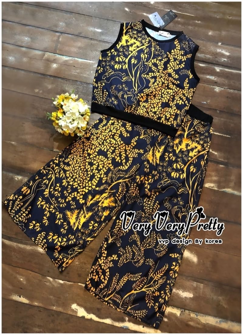 Elegant Florals Print Fashion Set Style Korea เซตพิมพ์ลายสวยเก๋สไตล์เกาหลีค่ะ เนื้อผ้าอย่างดีพิมพ์ลวดลายพฤกษาทั่วทั้งตัว งานผ้าเนื้อดี สีสันคมชัด มาเป็นเซตเสื้อคอกลมแขนล้ำ ตัดขอบด้วยผ้ายืดอย่างดีสวยเก๋มากค่ะ ตัวกางเกงทรงขายาวกระบอกใหญ่ ลวดลายสวยค่ะ ใส่เป็
