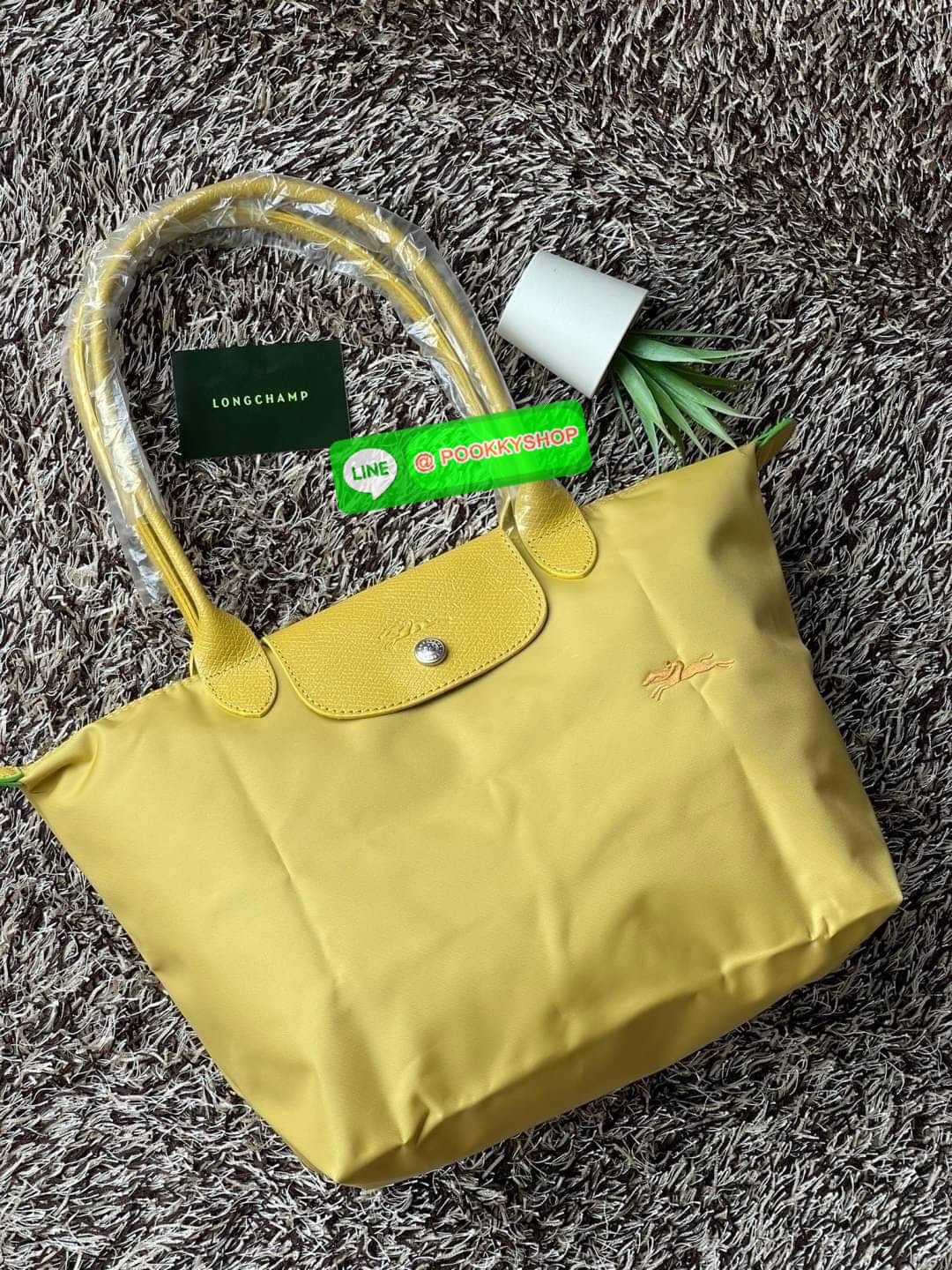 LONGCHAMP LE PLIAGE GREEN Shoulder bag S กระเป๋าใบนี้ดึงดูดใจคุณด้วยรูปทรงมินิมอลและกะทัดรัด หูกระเป๋าที่ยาวช่วยให้คุณสะพายไหล่ได้อย่างสบาย การปิดด้วยซิปช่วยให้มั่นใจได้ว่าสิ่งของทั้งหมดของคุณปลอดภัย Longchamp ดึงแรงบันดาลใจจาก origami สร้าง LE Pliage Gre