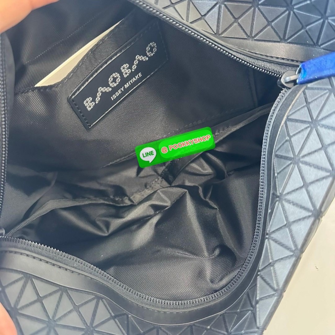 BaoBao Issey Miyake baton belt bag 🔖กระเป๋าคาดเอว/คาดอก เอกลักษณ์โดดเด่นตลอดทั้งใบ สุดเทห์ น้ำหนักเบาพกพาสะดวก 🔖วัสดุ: โพลียูรีเทนผสมหนัง 🔖เปิด-ปิดแบบซิปบน และมีช่องซิปด้านหน้า ภายในมีช่องแยกสัดส่วน 2 ช่อง ซับในผ้าไนลอน 🔖สา